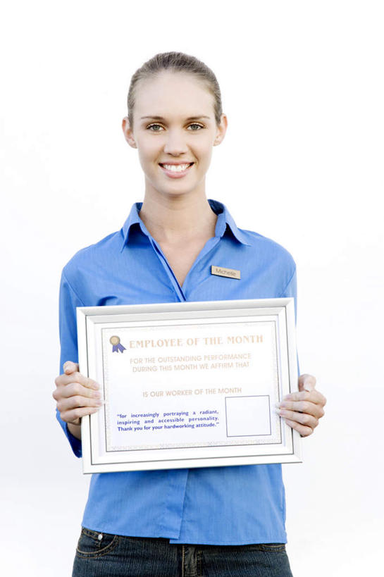 西方人,一个人,站,捧,笑,微笑,露齿笑,竖图,室外,白天,正面,工作服,制服,成功,胜利,欧洲,欧洲人,仅一个年轻女性,仅一个女性,仅一个人,注视,蓝色,观察,看,站着,光彩,观看,察看,证书,关注,荣誉,荣耀,工作制服,光荣,年轻女性,女人,女性,白种人,端,端着,捧着,手捧,站立,半身,彩图,工作套服,获奖证书,荣誉证书