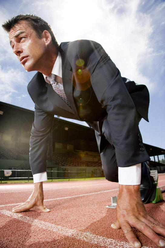 西方人,一个人,商务人士,运动员,商务男性,体育馆,运动场,起跑线,起点,竖图,室外,白天,仰视,衬衫,欧洲,欧洲人,仅一个男性,仅一个人,仅一个中年男性,撑,弯腰,阴影,套装,开始,光线,起跑器,影子,云,云朵,跑道,云彩,注视,体育场,蓝色,白云,蓝天,天空,阳光,天,观察,看,橙色,田径场,晴朗,观看,察看,撑着,关注,商务装,塑胶跑道,助跑器,工薪阶层,起始,弯身,运动馆,蹲踞式起跑,男人,男性,中年男性,白种人,白领,上班族,晴空,体育运动员,运动选手,彩图,低角度拍摄,全身,衬衣,起跑点,全天候田径运动跑道