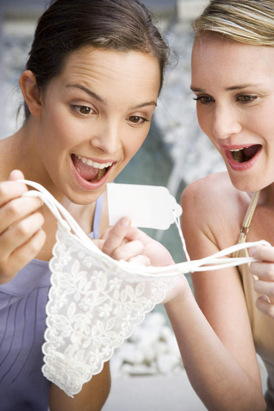 西方人,两个人,伙伴,朋友,坐,笑,微笑,露齿笑,竖图,室外,白天,正面,友谊,欧洲,欧洲人,握,内裤,服装,惊讶,朦胧,模糊,装饰,蕾丝,花边,拿,拿着,注视,休闲装,衣服,紫色,观察,看,张嘴,休闲,休闲服,握着,服饰,观看,惊奇,华丽,修饰,点缀,察看,关注,张大嘴巴,衬托,美观,雅致,雅观,抽纱,友情,年轻女性,女人,女性,中年女性,白种人,张开嘴,坐着,半身,彩图