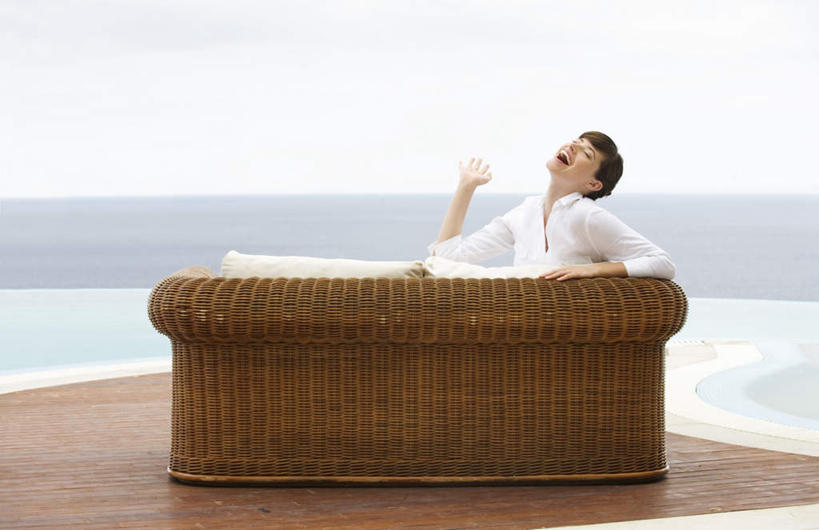 西方人,一个人,坐,闭眼,笑,微笑,露齿笑,横图,室外,白天,侧面,海浪,海洋,靠垫,沙发,欧洲,欧洲人,仅一个年轻女性,仅一个女性,仅一个人,服装,瓷砖,地砖,浪花,水平线,辽阔,靠枕,地面,海平线,休闲装,衣服,白色,海水,垫子,枕头,休闲,广阔,休闲服,服饰,一望无际,海景,布艺沙发,无边无际,一马平川,年轻女性,女人,女性,白种人,大海,风浪,海,海水的波动,近岸浪,涌浪,闭眼睛,闭着眼,闭着眼睛,抬头,仰头,坐着,彩图,全身,水天相接,水天一线