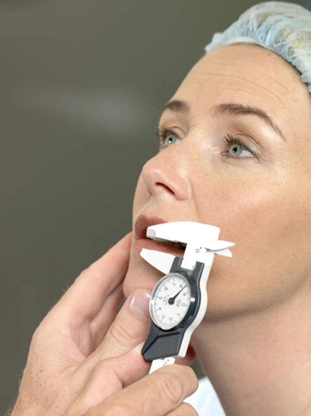 西方人,脸,头,脸颊,两个人,医生,病人,站,笑,微笑,竖图,室内,白天,正面,帽子,欧洲,欧洲人,握,检查,朦胧,模糊,测量,刻度,拿,拿着,注视,尺,观察,看,站着,医护人员,医疗人员,握着,观看,测量工具,精密,尺子,察看,游标卡尺,关注,精度,精准,病患,精细,医生帽,量具,量仪,卡尺,标卡尺,量爪,主尺,深度尺,游标尺,女人,女性,中年女性,白种人,头部,脸部,脸蛋,面部,大夫,患者,就医者,站立,半身,彩图