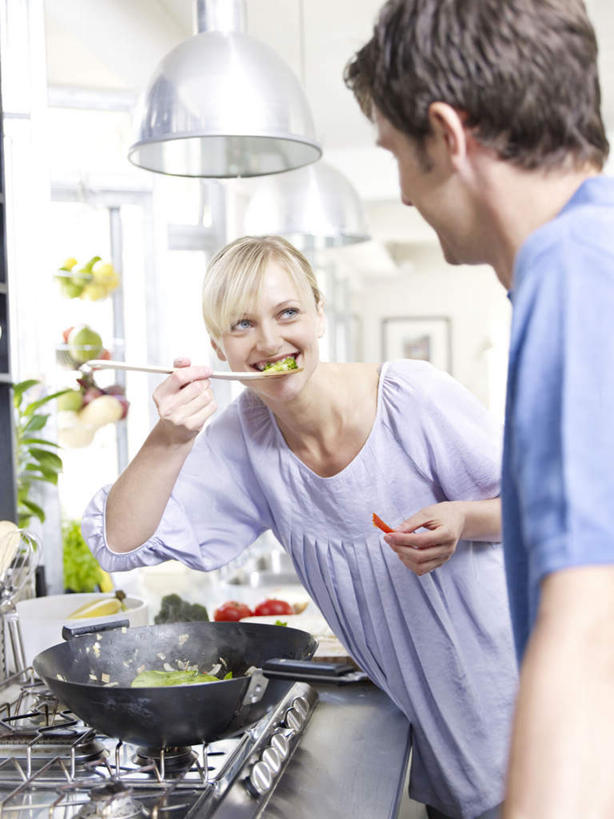 西方人,两个人,夫妻,站,笑,微笑,露齿笑,竖图,室内,白天,正面,衬衫,爱情,烹饪,厨房,窗户,桌面,桌子,厨具,金属制品,照明,欧洲,欧洲人,握,服装,金属,锅子,勺子,灯光,浪漫,拿,拿着,注视,休闲装,锅,吊灯,玻璃窗,灯,衣服,蓝色,紫色,灯具,调羹,汤匙,观察,看,站着,休闲,休闲服,恩爱,握着,恋人,服饰,锅具,观看,照亮,察看,照明设备,关注,烹饪用具,尝试,男人,男性,年轻男性,年轻女性,女人,女性,白种人,夫妇,情侣,烹调用具,烹调,站立,半身,彩图,衬衣,灶间,厨房料理台,伴侣,料理台