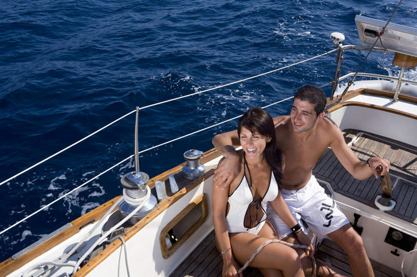 西方人,两个人,夫妻,栏杆,坐,笑,微笑,露齿笑,横图,俯视,室外,白天,泳装,比基尼,爱情,海浪,海洋,船,欧洲,欧洲人,一艘,握,阴影,波纹,短裤,裤子,光线,影子,浪花,围栏,游艇,涟漪,浪漫,拿,拿着,注视,护栏,水纹,阳光,海水,绳子,交通工具,波浪,观察,看,行驶,恩爱,握着,沙滩裤,恋人,观看,绳索,察看,航行,关注,载具,缆绳,驾驶舱,海景,水晕,男人,男性,年轻男性,年轻女性,女人,女性,白种人,夫妇,情侣,大海,风浪,海,海水的波动,近岸浪,涌浪,坐着,半身,彩图,高角度拍摄,三点式,泳衣,伴侣