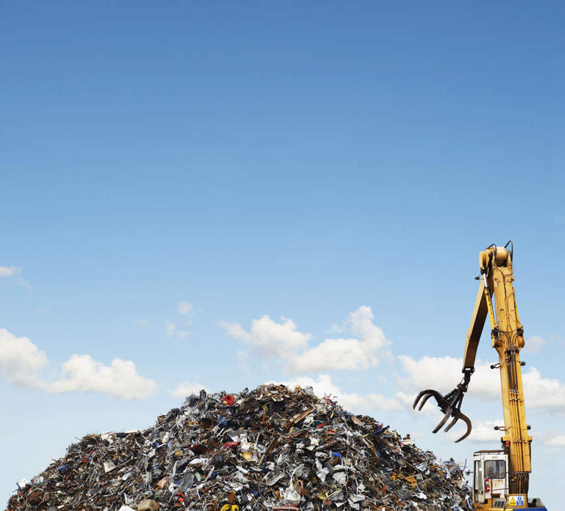 无人,横图,室外,白天,仰视,技术,建筑,一堆,许多,堆叠,堆积,环保,云,云朵,垃圾,很多,云彩,设备,施工,蓝色,白云,蓝天,天空,天,机械,起重机,能源,晴朗,堆,回收,资源,工程,利用,低碳,循环,持续,渣滓,晴空,彩图,低角度拍摄,报废汽车厂,报废汽车场,废旧汽车厂,废旧汽车场,汽车厂,汽车场