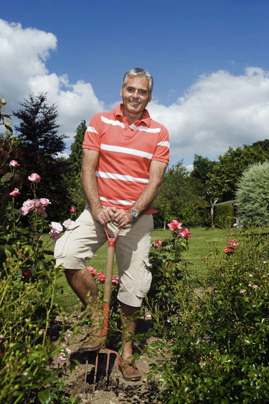 西方人,一个人,站,笑,微笑,露齿笑,竖图,室外,白天,正面,爱情,幸福,纯洁,热情,草地,草坪,树林,植物,玫瑰,欧洲,欧洲人,仅一个男性,仅一个人,仅一个中年男性,握,阴影,服装,盛开,光线,铁耙,影子,云,云朵,玫瑰花,浪漫,拿,花蕾,云彩,拿着,注视,休闲装,踩,草,花,花瓣,花朵,鲜花,树,树木,衣服,红色,蓝色,绿色,白云,蓝天,天空,阳光,自然,天,花苞,花蕊,踩着,观察,看,站着,休闲,温暖,温馨,休闲服,恩爱,握着,服饰,生长,晴朗,成长,观看,钉耙,和睦,察看,关注,感动,尊敬,天真,刺玫花,徘徊花,男人,男性,中年男性,白种人,晴空,站立,彩图,全身,融洽