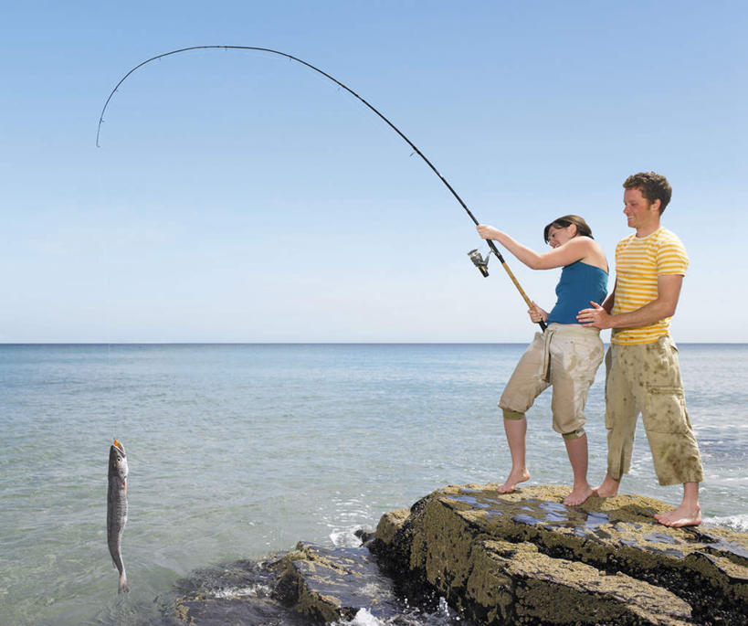 西方人,两个人,站,举,横图,室外,白天,侧面,爱情,海浪,海洋,礁石,石头,钓鱼竿,欧洲,欧洲人,握,服装,鱼,石子,浪花,水平线,辽阔,海平线,浪漫,拿,拿着,注视,休闲装,光脚,鱼类,衣服,黄色,蓝色,蓝天,天空,海水,天,扶,观察,看,托,站着,休闲,广阔,温暖,温馨,赤脚,休闲服,恩爱,握着,恋人,服饰,晴朗,观看,一望无际,渔具,和睦,察看,扶着,关注,海景,万里无云,无边无际,一马平川,男人,男性,年轻男性,年轻女性,女人,女性,白种人,情侣,钓竿,鱼竿,大海,风浪,海,海水的波动,礁,近岸浪,石块,岩石,涌浪,晴空,晴空万里,举起,举手,举着,向上举,向上伸,向上托,站立,彩图,全身,钓鱼,伴侣,融洽,水天相接,水天一线