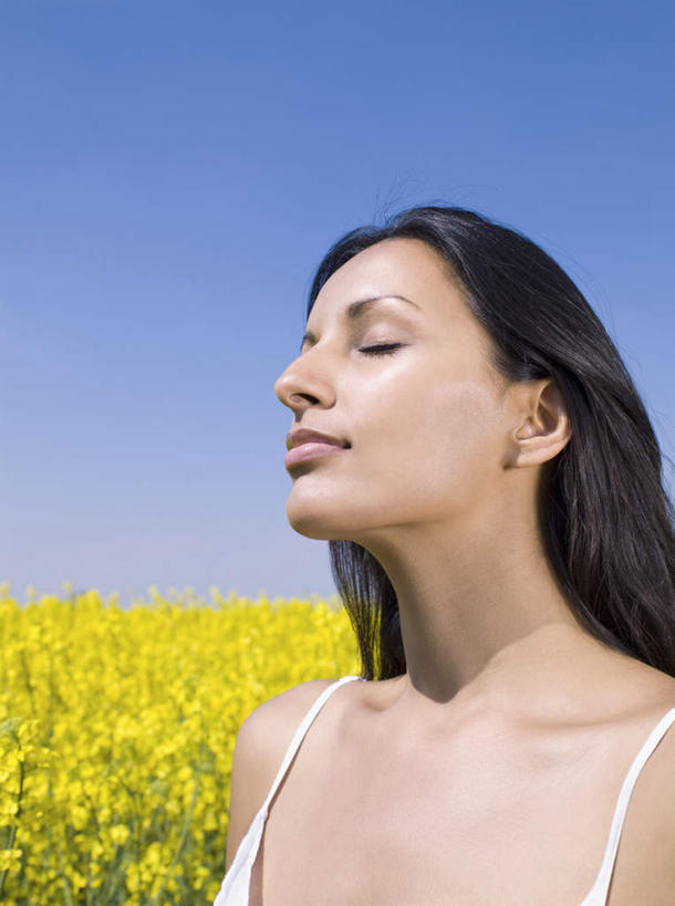 东方人,一个人,农田,站,闭眼,竖图,室外,白天,正面,裙子,庄稼,农作物,花海,花圃,植物,叶子,亚洲,仅一个年轻女性,仅一个女性,仅一个人,连衣裙,盛开,花蕾,黄种人,花,花瓣,花朵,花卉,鲜花,蓝色,绿色,白色,蓝天,天空,花丛,花束,花田,天,花苞,花蕊,油菜花,站着,晴朗,吊带裙,万里无云,年轻女性,女人,女性,亚洲人,晴空,晴空万里,闭眼睛,闭着眼,闭着眼睛,站立,半身,彩图,耕地,庄稼田,油菜花田,芸苔,芸薹