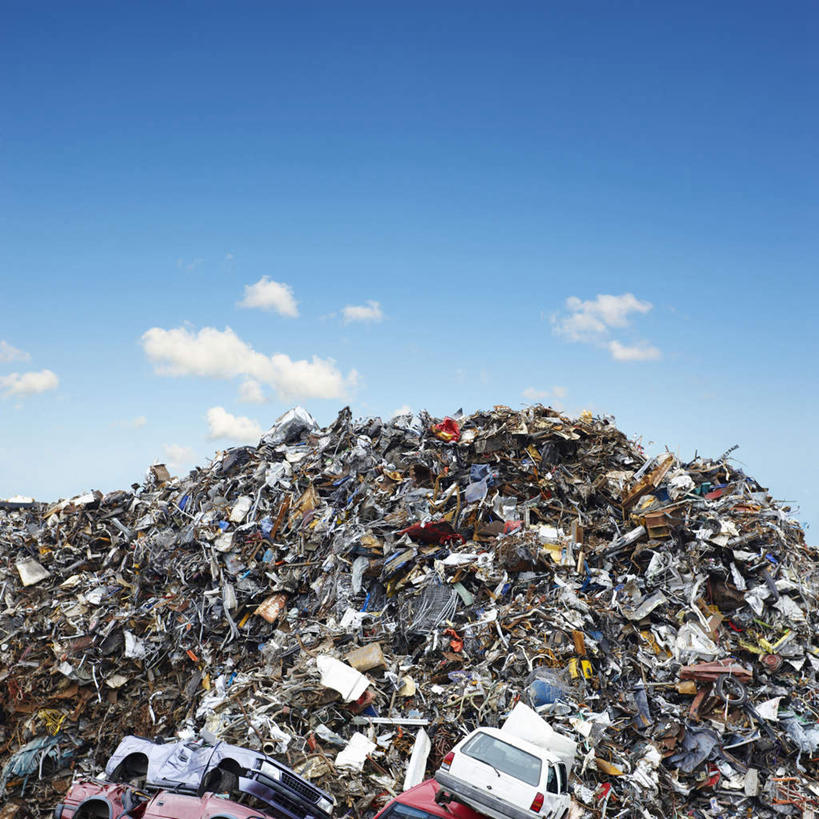 无人,方图,室外,白天,正面,一堆,废弃,阴影,堆叠,堆积,光线,影子,云,云朵,垃圾,云彩,蓝色,白云,蓝天,天空,阳光,天,肮脏,晴朗,堆,垃圾场,丢弃,邋遢,收集,龌龊,污秽,晴空,彩图,报废汽车厂,报废汽车场,废旧汽车厂,废旧汽车场,汽车厂,汽车场