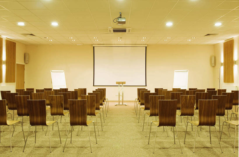 无人,学校,横图,室内,白天,正面,显示器,仪器,窗户,椅子,照明,一排,许多,阴影,整齐,光线,屏幕,影子,墙,投影仪,灯光,很多,设备,显示屏,校园,顶灯,玻璃窗,墙壁,墙面,灯,排列,灯具,教室,照亮,照明设备,队列,投影机,输出设备,彩图