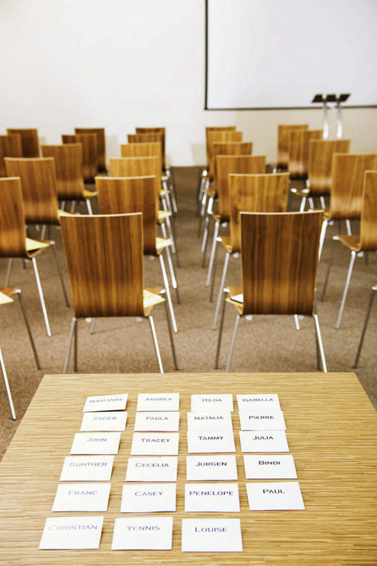 无人,学校,竖图,室内,白天,正面,显示器,桌子,椅子,一排,许多,整齐,屏幕,办公桌,木椅,墙,很多,标识,吊牌,显示屏,校园,墙壁,墙面,排列,胸牌,教室,徽章,队列,身份,输出设备,胸章,胸卡,编号牌,雕刻牌,工号牌,胸号牌,胸徽,员工牌,彩图