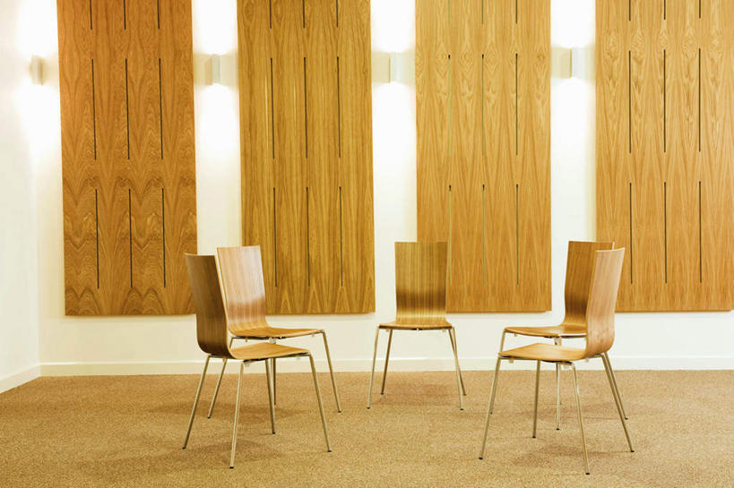 无人,办公室,横图,室内,白天,正面,地板,椅子,朦胧,模糊,木制,墙,地面,木地板,墙壁,墙面,黄色,木制品,五把,彩图