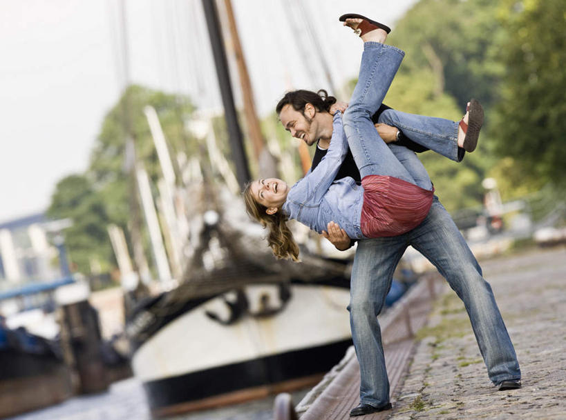 西方人,中年人,两个人,家庭,夫妻,码头,站,笑,微笑,露齿笑,横图,室外,白天,正面,爱情,港口,船,欧洲,欧洲人,许多,阴影,服装,裤子,朦胧,模糊,光线,影子,木船,很多,浪漫,注视,牛仔裤,休闲装,衣服,蓝色,阳光,交通工具,观察,看,站着,休闲,温暖,温馨,一家人,休闲服,恩爱,恋人,服饰,观看,和睦,察看,舟,关注,载具,新娘抱,公主抱,男人,男性,女人,女性,中年男性,中年女性,白种人,夫妇,情侣,站立,彩图,全身,摆渡口,埠头,渡口,渡头,港湾,海港,货运码头,口岸,商港,伴侣,融洽