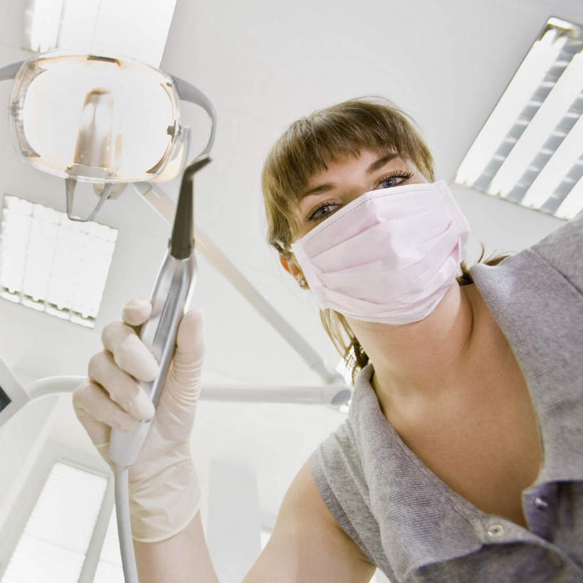 西方人,一个人,医生,牙科医生,医院,站,方图,室内,白天,仰视,工作服,制服,照明,欧洲,欧洲人,仅一个年轻女性,仅一个女性,仅一个人,握,阴影,分离,光线,影子,灯光,过滤,拿,分开,拿着,注视,顶灯,灯,口罩,手套,灯具,观察,看,站着,医护人员,医疗人员,隔断,橡胶,握着,遮掩,观看,隔离,照亮,察看,卫生,掩盖,遮挡,照明设备,关注,净化,间隔,橡胶手套,预防,橡胶制品,遮盖,防尘,医疗机构,牙钻,医用手套,掩饰,断绝,隔开,屏蔽,屏绝,远离,中断,阻遏,阻隔,工作制服,年轻女性,女人,女性,白种人,大夫,牙医,站立,半身,彩图,低角度拍摄,工作套服,病院,诊所