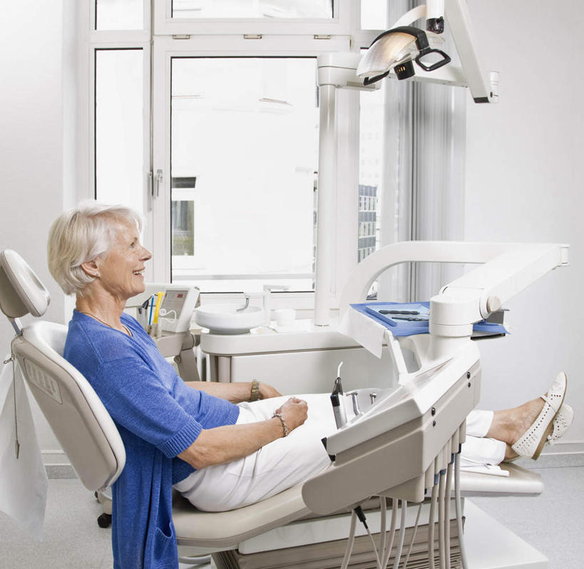 西方人,一个人,病人,医院,坐,笑,微笑,露齿笑,横图,室内,白天,侧面,机器,窗户,欧洲,欧洲人,仅一个女性,仅一个人,服装,医学,墙,注视,休闲装,设备,玻璃窗,墙壁,墙面,衣服,观察,看,靠,靠着,休闲,休闲服,搭,服饰,仅一个老年女性,观看,察看,医疗,医疗设备,搭着,关注,病患,医疗器械,医疗工具,医疗机构,检测工具,老年女性,女人,女性,白种人,患者,就医者,坐着,半身,彩图,病院,诊所,牙科椅,牙科治疗椅,牙椅