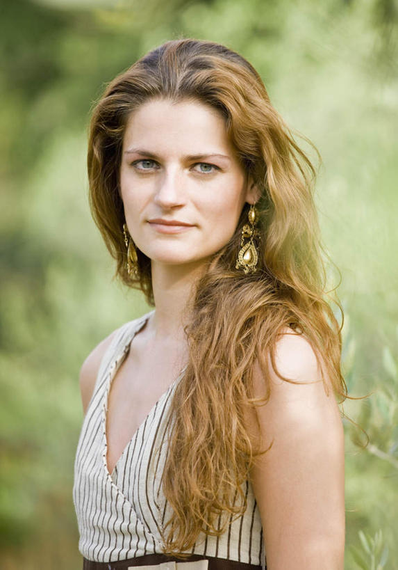 西方人,一个人,站,笑,微笑,竖图,室外,白天,正面,植物,欧洲,欧洲人,仅一个年轻女性,仅一个女性,仅一个人,阴影,服装,朦胧,模糊,光线,影子,注视,休闲装,装饰品,树,树木,衣服,绿色,阳光,自然,耳环,饰品,首饰,观察,看,站着,休闲,休闲服,服饰,生长,成长,观看,察看,关注,耳饰,橄榄树,齐墩果,油橄榄,年轻女性,女人,女性,白种人,站立,半身,彩图