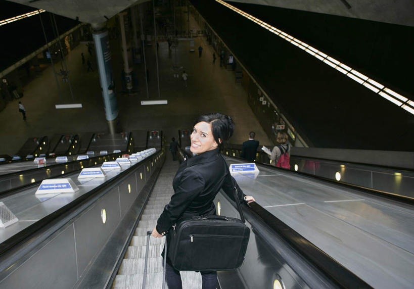 西方人,一个人,商务人士,商务女性,站,横图,俯视,室外,白天,电梯,欧洲,欧洲人,仅一个年轻女性,仅一个女性,仅一个人,握,套装,包,拉杆箱,旅行箱,电动扶梯,墙,自动扶梯,运输工具,拿,拿着,扭头,注视,墙壁,墙面,一个,行李箱,箱子,观察,看,站着,转头,握着,单个,观看,出差,察看,关注,商务装,斜挎包,工薪阶层,年轻女性,女人,女性,白种人,白领,上班族,站立,半身,彩图,高角度拍摄,旅行,扶手电梯,升降设备,运输带,自动行人电梯,电扶梯