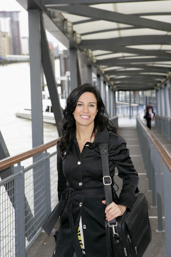 西方人,一个人,商务人士,商务女性,栏杆,站,笑,微笑,露齿笑,竖图,室外,白天,正面,大桥,道路,立交桥,路,桥梁,公路,欧洲,欧洲人,仅一个年轻女性,仅一个女性,仅一个人,握,阴影,套装,光线,包,影子,高架,围栏,斜拉桥,桥,交通,拿,拿着,注视,护栏,一个,阳光,观察,看,站着,握着,单个,观看,察看,关注,商务装,斜挎包,工薪阶层,年轻女性,女人,女性,白种人,白领,上班族,马路,站立,半身,彩图