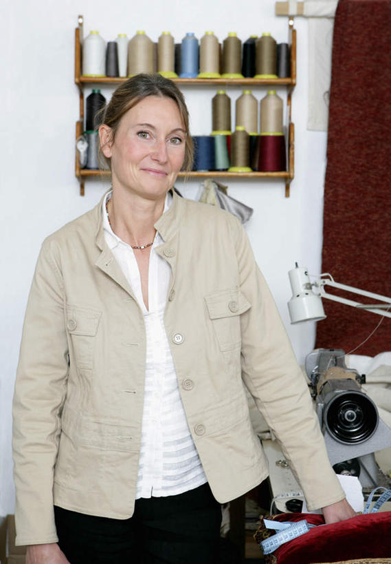 西方人,一个人,裁缝,站,笑,微笑,露齿笑,竖图,室内,白天,正面,欧洲,欧洲人,仅一个女性,仅一个人,连接,组合,服装,墙,注视,休闲装,架子,墙壁,墙面,缝纫机,衣服,观察,看,站着,仅一个中年女性,休闲,休闲服,服饰,观看,缝纫,链接,察看,装订,关注,拼接,杠杆,拼凑,拼合,凑集,聚合,撮合,链结,缝合,女人,女性,中年女性,白种人,裁缝师,站立,半身,彩图