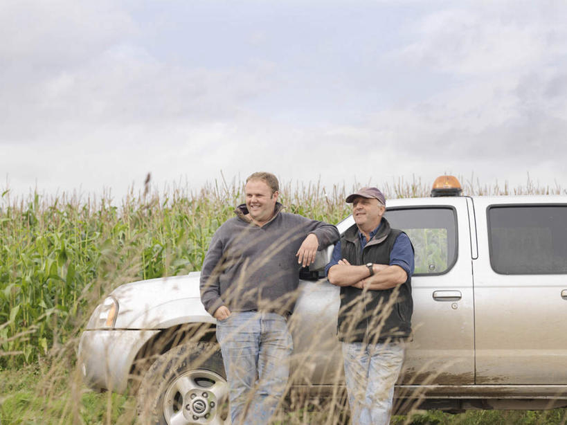 西方人,两个人,家庭,父亲,儿子,农民,农田,农场,站,双手交叉,横图,室外,白天,正面,畜牧业,牧场,庄稼,农作物,卡车,微型货车,帽子,欧洲,欧洲人,阴影,服装,光线,影子,云,云朵,集装箱,云彩,注视,休闲装,运动帽,衣服,蓝色,白云,蓝天,天空,阳光,交通工具,天,观察,看,站着,休闲,温暖,温馨,父子,一家人,休闲服,鸭舌帽,父爱,服饰,集装箱车,晴朗,观看,货车,和睦,察看,双手抱胸,关注,载具,手插袋,单手插袋,货运车,畜牧,单手抄兜,单手放兜,牧业,老年男性,男人,男性,年轻男性,白种人,晴空,载重汽车,佃农,农场主,农夫,农工,乡下人,小农,庄稼人,插兜,手插兜,手放口袋,站立,半身,彩图,耕地,庄稼田,融洽,手抄兜