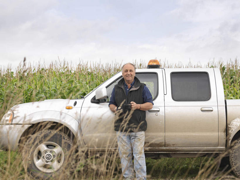 西方人,一个人,农民,农田,农场,站,横图,室外,白天,正面,畜牧业,牧场,庄稼,农作物,卡车,微型货车,欧洲,欧洲人,仅一个男性,仅一个人,阴影,服装,光线,影子,云,云朵,集装箱,云彩,注视,休闲装,衣服,蓝色,白云,蓝天,天空,阳光,交通工具,天,观察,看,站着,仅一个老年男性,休闲,休闲服,服饰,集装箱车,晴朗,观看,货车,察看,关注,载具,货运车,畜牧,牧业,老年男性,男人,男性,白种人,晴空,载重汽车,佃农,农场主,农夫,农工,乡下人,小农,庄稼人,站立,半身,彩图,耕地,庄稼田