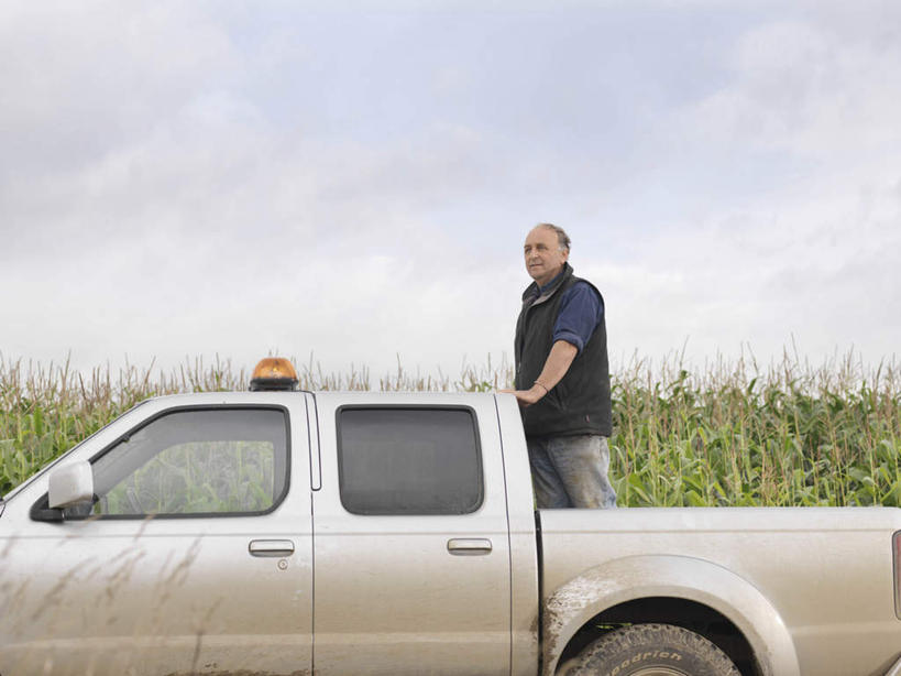 西方人,一个人,农民,农田,农场,站,横图,室外,白天,侧面,畜牧业,牧场,庄稼,农作物,卡车,微型货车,欧洲,欧洲人,仅一个男性,仅一个人,阴影,服装,光线,影子,云,云朵,集装箱,云彩,注视,休闲装,衣服,蓝色,白云,蓝天,天空,阳光,交通工具,天,观察,看,站着,仅一个老年男性,休闲,休闲服,服饰,集装箱车,晴朗,观看,货车,察看,关注,载具,货运车,畜牧,牧业,老年男性,男人,男性,白种人,晴空,载重汽车,佃农,农场主,农夫,农工,乡下人,小农,庄稼人,站立,彩图,全身,耕地,庄稼田