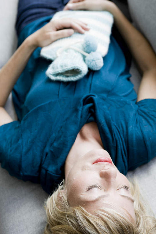 西方人,一个人,客厅,躺,闭眼,睡,竖图,俯视,室内,白天,沙发,袋子,欧洲,欧洲人,仅一个女性,仅一个人,握,服装,拿,拿着,休闲装,衣服,蓝色,容器,仅一个中年女性,休闲,休闲服,橡胶,握着,服饰,储藏,起居室,热水袋,储存,布艺沙发,橡胶制品,客堂,暖水袋,卧着,女人,女性,中年女性,白种人,闭眼睛,闭着眼,闭着眼睛,困,困觉,寝息,睡觉,躺着,卧,半身,彩图,高角度拍摄,贮存