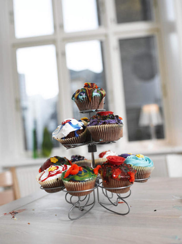 点心,无人,竖图,室内,特写,白天,正面,下午茶,窗户,桌面,桌子,金属制品,朦胧,模糊,金属,木制,食品,玻璃窗,架子,食物,糕点,木制品,纸托,蛋糕托,蛋糕托纸,蛋糕纸托,彩图,蛋糕