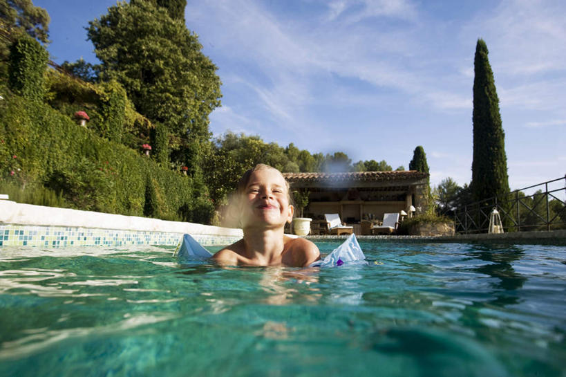 游泳,西方人,儿童,一个人,体育馆,游泳池,闭眼,笑,微笑,横图,室外,白天,正面,纯洁,水,植物,欧洲,欧洲人,仅一个男性,仅一个人,阴影,光线,救生圈,影子,塑料,水池,水面,云,云朵,云彩,泳池,树,树木,小孩,蓝色,绿色,白云,蓝天,天空,阳光,自然,塑料制品,游泳圈,天,仅一个小孩,可爱,童年,童趣,充气,生长,晴朗,成长,游泳馆,救生,童真,烂漫,无邪,泅水,天真,男孩,男人,男性,白种人,孩子,晴空,闭眼睛,闭着眼,闭着眼睛,半身,彩图,浮圈,手臂浮圈,手臂圈,手臂游泳圈,男生