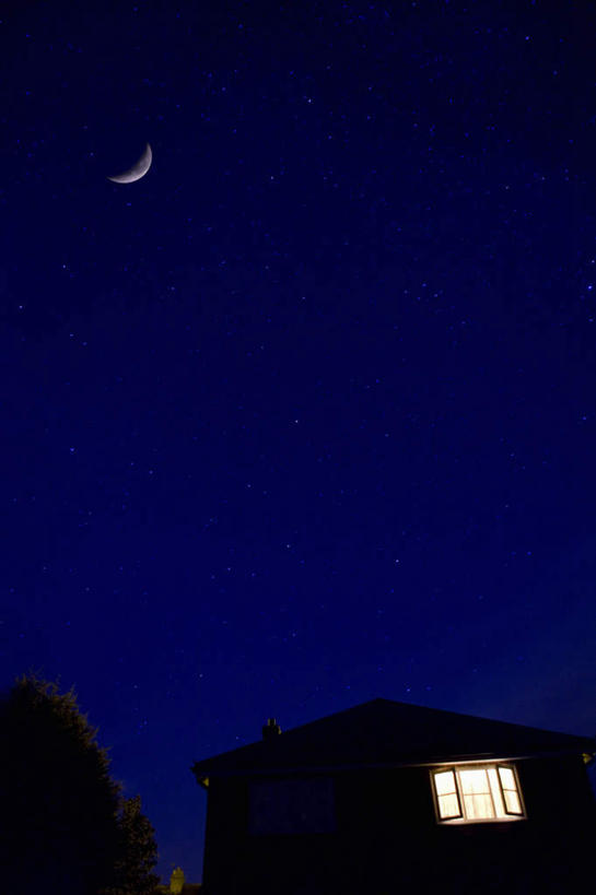 无人,家,竖图,室外,夜晚,仰视,英国,欧洲,阴影,光线,影子,房屋,屋子,月亮,灯光,月光,楼房,英格兰,住宅,蓝色,蓝天,天空,天,晴朗,明亮,西欧,大不列颠,大不列颠及北爱尔兰联合王国,万里无云,皎洁,大不列颠联合王国,日不落英帝国,英吉利,萨默塞特郡,萨默塞特,晴空,晴空万里,彩图,低角度拍摄,房子
