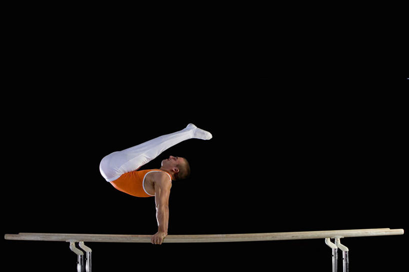 西方人,一个人,运动员,横图,室内,白天,侧面,运动服,锻炼,运动,双杠,欧洲,欧洲人,仅一个男性,仅一个人,撑,握,黑色背景,服装,体操,注视,运动器械,仅一个年轻男性,衣服,观察,看,健身器械,活力,握着,摄影,服饰,影棚,观看,察看,撑着,优美,衣着,穿着,关注,健身器材,衣饰,体育,男人,男性,年轻男性,白种人,体育运动员,运动选手,彩图,全身,影棚拍摄,健身,拍摄,运动器材,运动装