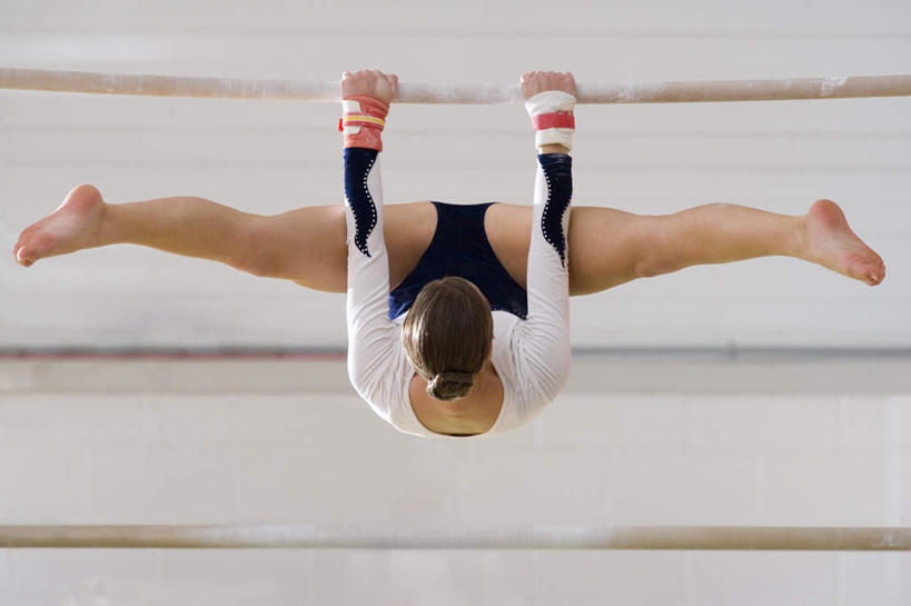 西方人,一个人,运动员,横图,室内,白天,仰视,运动服,锻炼,运动,双杠,欧洲,欧洲人,仅一个年轻女性,仅一个女性,仅一个人,握,服装,体操,运动器械,衣服,健身器械,活力,握着,服饰,张开双腿,优美,衣着,穿着,健身器材,体操服,衣饰,展开双腿,体育,年轻女性,女人,女性,白种人,体育运动员,运动选手,彩图,低角度拍摄,全身,健身,半体服,运动器材,伸展双腿,运动装