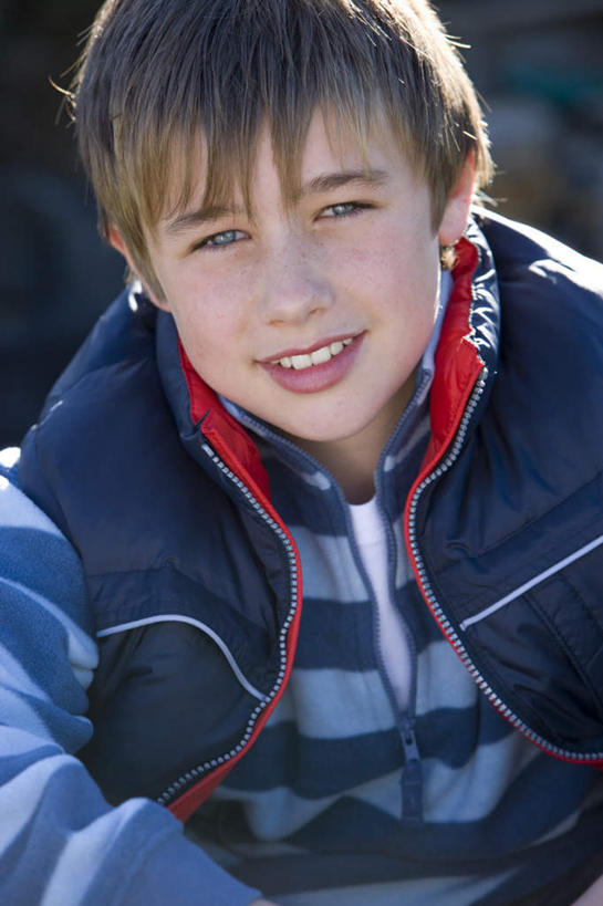 西方人,一个人,坐,笑,微笑,露齿笑,竖图,室外,白天,正面,欧洲,欧洲人,仅一个男性,仅一个人,服装,朦胧,模糊,注视,仅一个年轻男性,衣服,观察,看,搭,服饰,观看,察看,夹克,衣着,穿着,搭着,关注,衣饰,茄克,男人,男性,年轻男性,白种人,坐着,半身,彩图