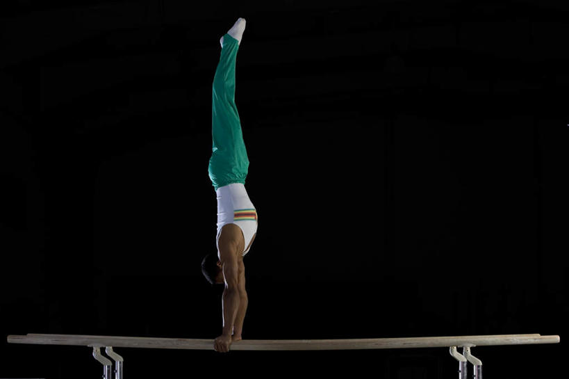 西方人,一个人,运动员,横图,室内,白天,侧面,运动服,锻炼,运动,双杠,欧洲,欧洲人,仅一个男性,仅一个人,撑,黑色背景,服装,体操,注视,运动器械,仅一个年轻男性,衣服,观察,看,健身器械,活力,摄影,服饰,影棚,观看,察看,撑着,优美,衣着,穿着,关注,健身器材,体操服,自由体操,衣饰,体育,男人,男性,年轻男性,白种人,体育运动员,运动选手,彩图,全身,影棚拍摄,健身,拍摄,半体服,运动器材,运动装