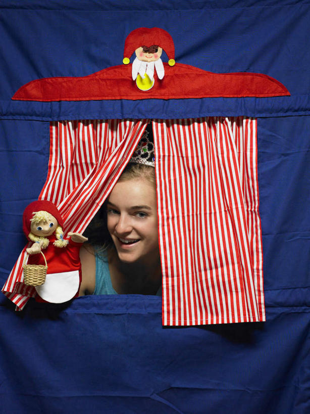 西方人,一个人,笑,微笑,露齿笑,竖图,室内,白天,正面,窗帘,欧洲,欧洲人,仅一个年轻女性,仅一个女性,仅一个人,握,服装,装饰,拿,拿着,注视,休闲装,衣服,帘子,观察,看,休闲,休闲服,遮阳,握着,服饰,观看,华丽,修饰,点缀,察看,木偶,关注,衬托,美观,雅致,雅观,布袋木偶,木偶戏,掌上木偶,指头木偶,年轻女性,女人,女性,白种人,半身,彩图