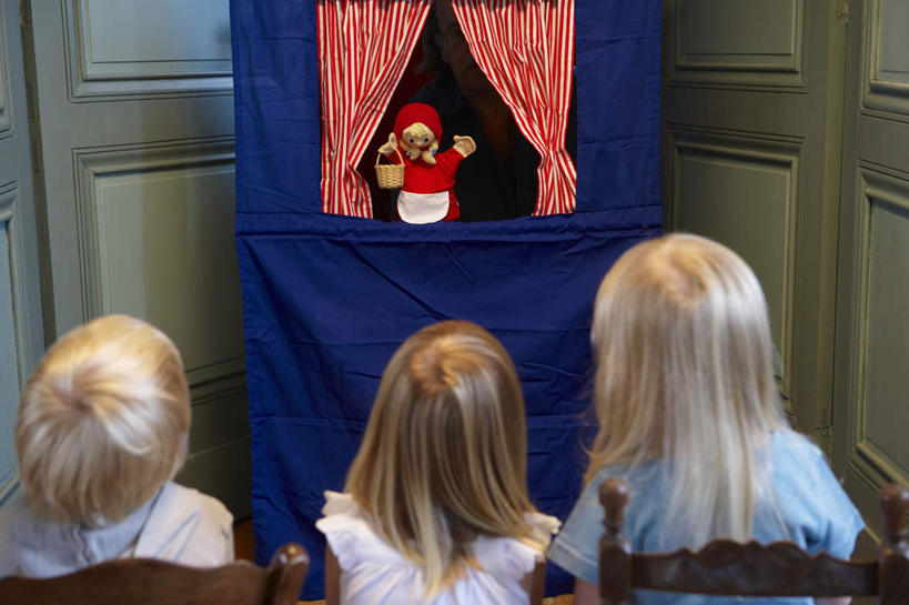 西方人,儿童,三个人,伙伴,朋友,坐,横图,室内,白天,友谊,纯洁,椅子,欧洲,欧洲人,服装,木椅,墙,注视,休闲装,墙壁,墙面,小孩,背面,衣服,观察,看,休闲,同学,休闲服,可爱,童年,童趣,服饰,观看,察看,木偶,校友,关注,童真,烂漫,无邪,同窗,学友,布袋木偶,木偶戏,掌上木偶,指头木偶,天真,友情,女孩,女人,女性,白种人,坐着,半身,彩图,女生