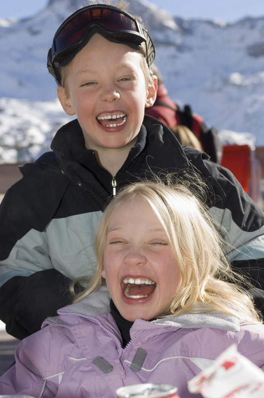 西方人,儿童,两个人,家庭,闭眼,笑,微笑,露齿笑,竖图,室外,白天,正面,纯洁,安全,雪,大雪,欧洲,欧洲人,阴影,服装,光线,眼镜,影子,积雪,雪景,冬季,冬天,防护,小孩,衣服,阳光,张嘴,温暖,温馨,一家人,寒冷,可爱,童年,童趣,服饰,保暖,护目镜,保护,和睦,御寒,滑雪镜,保险,滑雪服,张大嘴巴,童真,烂漫,无邪,保全,周全,安稳,安定,严寒,安全防护眼镜,竞技服,旅游服,冬装,平安,天真,男孩,男人,男性,女孩,女人,女性,白种人,张开嘴,闭眼睛,闭着眼,闭着眼睛,半身,彩图,雪镜,融洽,防护眼镜,男生,女生