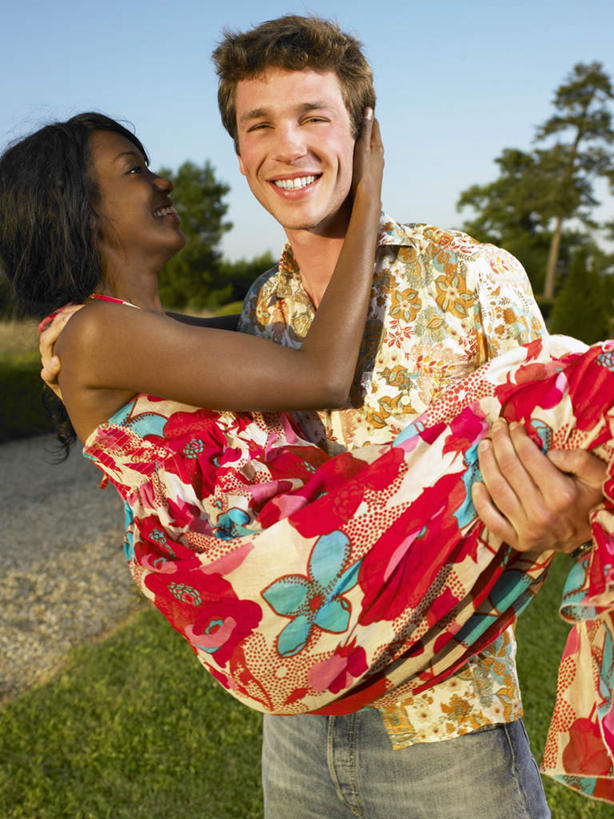 西方人,两个人,夫妻,站,笑,微笑,露齿笑,竖图,室外,白天,正面,爱情,草地,草坪,树林,植物,欧洲,非洲,黑人,欧洲人,阴影,服装,光线,影子,浪漫,注视,休闲装,草,树,树木,衣服,蓝色,绿色,蓝天,天空,阳光,自然,天,观察,看,站着,休闲,休闲服,恩爱,恋人,服饰,生长,晴朗,成长,观看,察看,关注,新娘抱,公主抱,万里无云,男人,男性,年轻男性,女人,女性,中年女性,白种人,非洲人,夫妇,情侣,晴空,晴空万里,站立,半身,彩图,伴侣