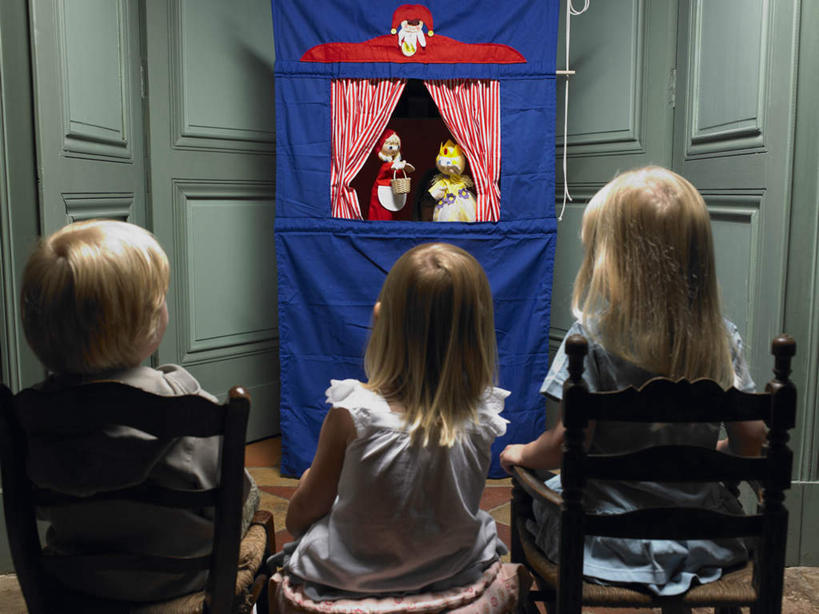 西方人,儿童,三个人,伙伴,朋友,坐,横图,室内,白天,友谊,纯洁,窗帘,地板,椅子,欧洲,欧洲人,一排,服装,整齐,装饰,墙,地面,三把,休闲装,木地板,墙壁,墙面,排列,小孩,背面,衣服,帘子,休闲,休闲服,遮阳,可爱,童年,童趣,服饰,华丽,修饰,点缀,木偶,队列,童真,烂漫,无邪,衬托,美观,雅致,雅观,布袋木偶,木偶戏,掌上木偶,指头木偶,天真,友情,男孩,男人,男性,女孩,女人,女性,白种人,坐着,半身,彩图,男生,女生