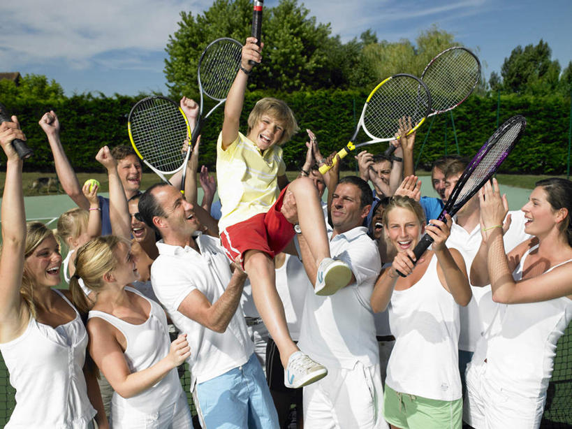 西方人,伙伴,朋友,站,举,笑,鼓掌,微笑,露齿笑,横图,室外,白天,正面,运动服,友谊,合作,团队,草地,草坪,植物,欧洲,欧洲人,许多,撑,握,阴影,服装,光线,网球拍,影子,云,云朵,球拍,网球装备,很多,许多人,拿,云彩,拿着,扭头,注视,运动器械,草,树,树木,衣服,蓝色,绿色,白云,蓝天,天空,阳光,自然,天,观察,看,托,站着,转头,一群人,教练,健身器械,战略,握着,服饰,生长,晴朗,成长,观看,察看,撑着,衣着,穿着,关注,健身器材,联合,合谋,衣饰,锻练,配合,协作,男人,男性,年轻男性,年轻女性,女人,女性,中年男性,中年女性,白种人,晴空,举起,举手,举着,拍手,向上举,向上伸,向上托,站立,半身,彩图,运动器材,运动装