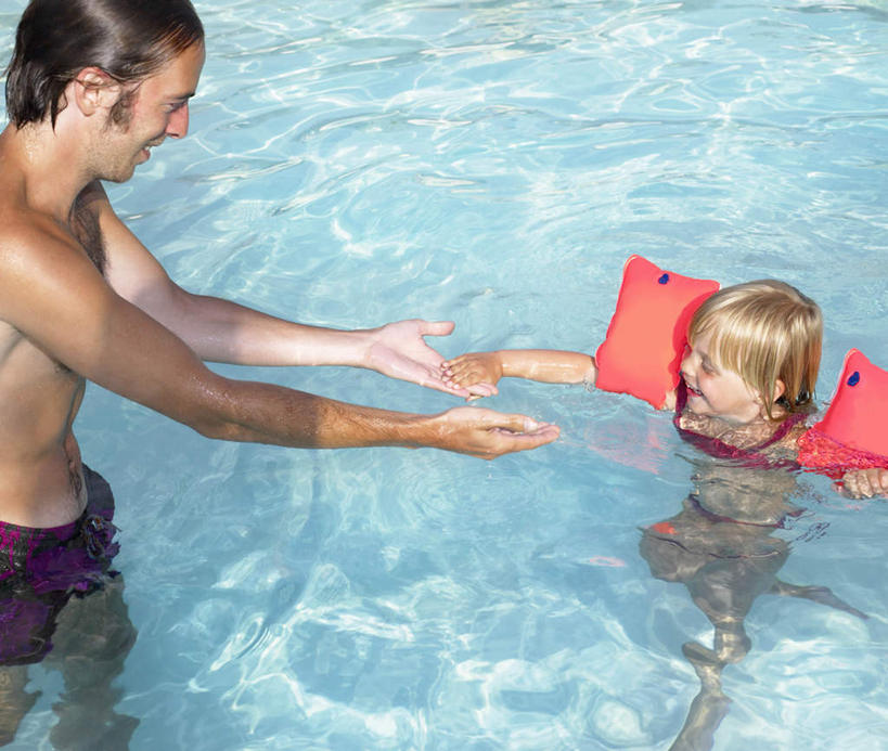 游泳,西方人,儿童,中年人,两个人,家庭,父亲,女儿,游泳池,站,横图,俯视,室外,白天,纯洁,水,欧洲,欧洲人,波纹,泳裤,救生圈,塑料,水池,水面,注视,泳池,裸露,小孩,水纹,塑料制品,游泳圈,波浪,观察,看,伸,站着,温暖,温馨,父女,一家人,父爱,可爱,童年,童趣,充气,观看,和睦,察看,救生,关注,裸,童真,烂漫,无邪,泅水,拍浮,天真,男人,男性,女孩,中年男性,白种人,孩子,站立,半身,彩图,高角度拍摄,浮圈,手臂浮圈,手臂圈,手臂游泳圈,融洽,女生