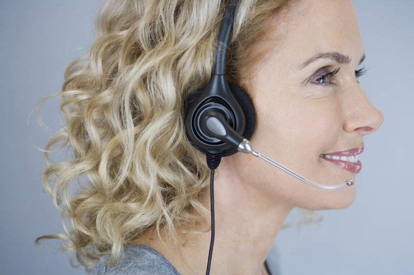 西方人,脸,头,脸颊,头发,一个人,笑,微笑,露齿笑,横图,室内,特写,白天,侧面,通讯,欧洲,欧洲人,仅一个女性,仅一个人,蓝色背景,信息,注视,肩膀,一个,耳机,耳麦,话筒,观察,看,仅一个中年女性,金色,通信,摄影,影棚,单个,观看,协调,察看,麦克风,关注,扩音器,蓝牙,蓝牙耳机,传声器,微音器,女人,女性,中年女性,白种人,头部,卷发,脸部,脸蛋,面部,半身,彩图,影棚拍摄,拍摄,短发