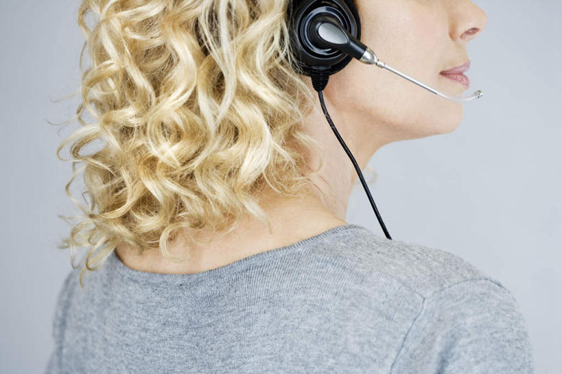 西方人,脸,头,脸颊,头发,一个人,笑,微笑,横图,室内,特写,白天,通讯,欧洲,欧洲人,仅一个女性,仅一个人,灰色背景,服装,信息,休闲装,肩膀,一个,背面,衣服,灰色,耳机,耳麦,话筒,仅一个中年女性,休闲,休闲服,金色,通信,摄影,服饰,影棚,单个,协调,麦克风,扩音器,蓝牙,蓝牙耳机,传声器,微音器,女人,女性,中年女性,白种人,头部,卷发,脸部,脸蛋,面部,半身,彩图,影棚拍摄,拍摄,短发