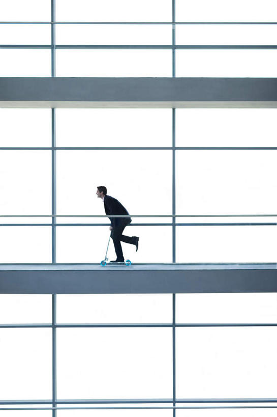 西方人,一个人,商务人士,商务男性,栏杆,跑,竖图,室内,白天,侧面,衬衫,锻炼,运动,窗户,落地窗,欧洲,欧洲人,仅一个男性,仅一个人,仅一个中年男性,握,套装,围栏,走道,走廊,过道,注视,极限运动,护栏,玻璃窗,观察,看,滑板车,握着,滑板,观看,察看,关注,商务装,工薪阶层,体育,男人,男性,中年男性,白种人,白领,上班族,跑步,彩图,全身,衬衣,健身,滑板运动