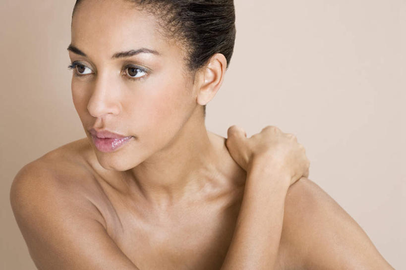 西方人,脸,头,脸颊,手,一个人,横图,室内,特写,白天,正面,欧洲,非洲,黑人,欧洲人,仅一个年轻女性,仅一个女性,仅一个人,墙,钹,乐器,注视,裸露,肩膀,墙壁,墙面,观察,看,手部,观看,单手,打击乐器,察看,铙钹,铜钹,关注,裸,年轻女性,女人,女性,非洲人,头部,脸部,脸蛋,面部,半身,彩图