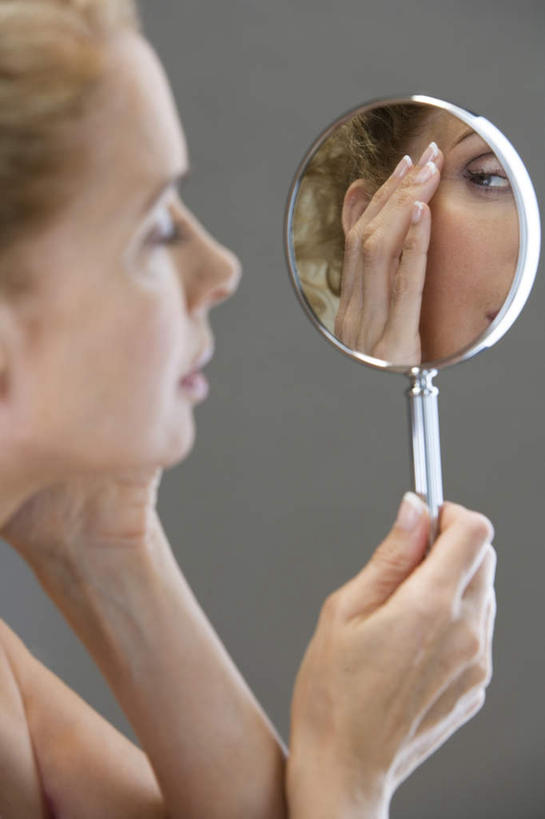 西方人,一个人,竖图,室内,白天,侧面,化妆,美容,镜子,欧洲,欧洲人,仅一个女性,仅一个人,握,灰色背景,反射,拿,拿着,注视,化妆镜,观察,看,仅一个中年女性,握着,摄影,影棚,观看,镜像,察看,镜面,关注,光学,女人,女性,中年女性,白种人,半身,彩图,影棚拍摄,拍摄