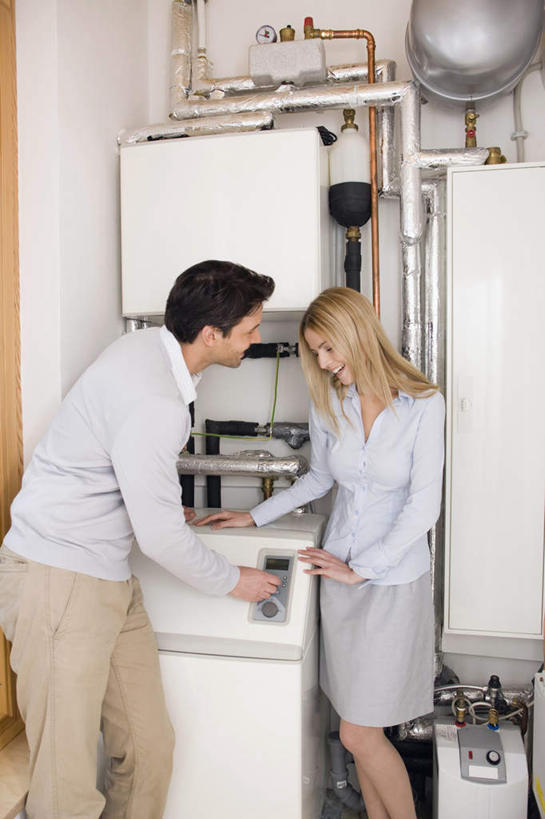 西方人,两个人,家庭,夫妻,站,竖图,室内,白天,正面,爱情,欧洲,欧洲人,服装,浪漫,注视,休闲装,衣服,观察,看,站着,休闲,温暖,温馨,一家人,休闲服,恩爱,恋人,服饰,观看,散热,和睦,察看,关注,男人,男性,年轻男性,年轻女性,女人,女性,白种人,年轻人,夫妇,情侣,站立,半身,彩图,CPU散热器,热管散热器,伴侣,融洽,散热器