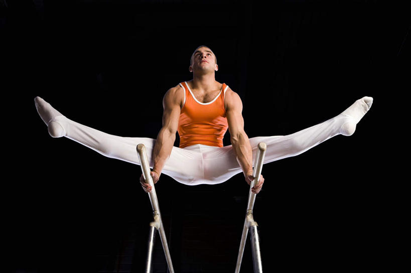 西方人,一个人,运动员,横图,室内,白天,仰视,运动服,锻炼,运动,双杠,欧洲,欧洲人,仅一个男性,仅一个人,撑,握,黑色背景,服装,体操,注视,运动器械,仅一个年轻男性,衣服,观察,看,健身器械,活力,握着,摄影,服饰,影棚,观看,张开双腿,察看,撑着,优美,衣着,穿着,关注,健身器材,衣饰,展开双腿,体育,男人,男性,年轻男性,白种人,体育运动员,运动选手,彩图,低角度拍摄,全身,影棚拍摄,健身,拍摄,运动器材,伸展双腿,运动装