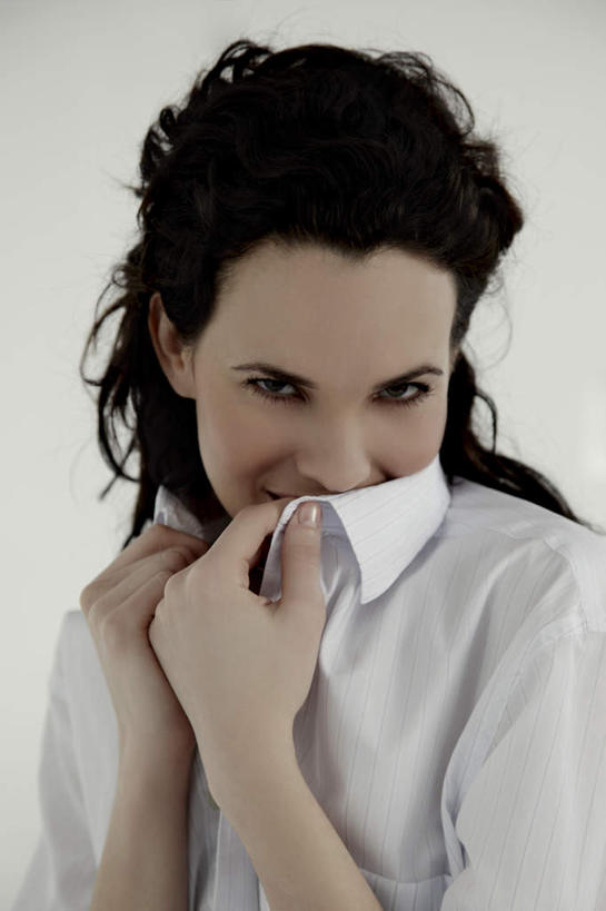 西方人,脸,头,脸颊,手,一个人,站,笑,微笑,竖图,室内,特写,白天,正面,欧洲,欧洲人,双手,仅一个年轻女性,仅一个女性,仅一个人,睡衣,服装,注视,衣服,观察,看,站着,手部,遮,遮掩,服饰,观看,察看,掩盖,遮挡,衣着,穿着,关注,遮盖,掩饰,寝衣,衣饰,害臊,含羞,怕羞,害羞,年轻女性,女人,女性,白种人,头部,脸部,脸蛋,面部,站立,半身,彩图