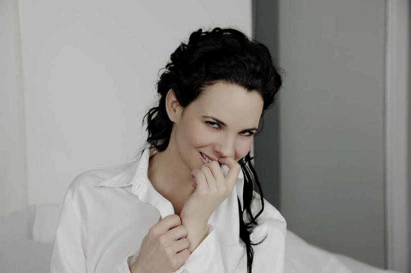 西方人,一个人,笑,微笑,横图,室内,白天,正面,欧洲,欧洲人,仅一个年轻女性,仅一个女性,仅一个人,睡衣,服装,墙,注视,墙壁,墙面,衣服,观察,看,遮,遮掩,服饰,观看,察看,掩盖,遮挡,衣着,穿着,关注,遮盖,掩饰,寝衣,衣饰,害臊,含羞,怕羞,害羞,年轻女性,女人,女性,白种人,半身,彩图