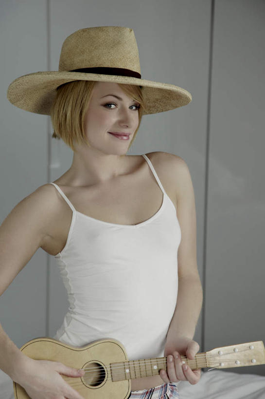 西方人,一个人,坐,笑,盘腿,微笑,竖图,室内,白天,正面,帽子,吊带,欧洲,欧洲人,仅一个年轻女性,仅一个女性,仅一个人,握,服装,草帽,吉他,乐器,弦乐器,弹奏,拿,拿着,注视,吊带衫,衣服,观察,看,握着,服饰,观看,察看,衣着,穿着,关注,弹拨弦鸣乐器,尤克里里琴,衣饰,夏威夷四弦琴,年轻女性,女人,女性,白种人,盘腿而坐,盘膝,盘着腿的,盘着腿坐,双腿交叉,坐着,半身,彩图,弹拨弦乐器